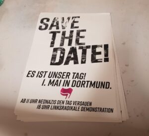 Plakat mit der Aufschrift: Save the date: Es ist uner Tag! 1. Mai in Dortmund. Ab 11 Uhr Neonazis den Tag versauen. 16 Uhr Linksradikale Demonstration