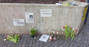 Provisorische Gedenkstätte für den von einem Neonazi ermordeten Thomas Schulz, mit Blumen, Kerzen und Plakaten.