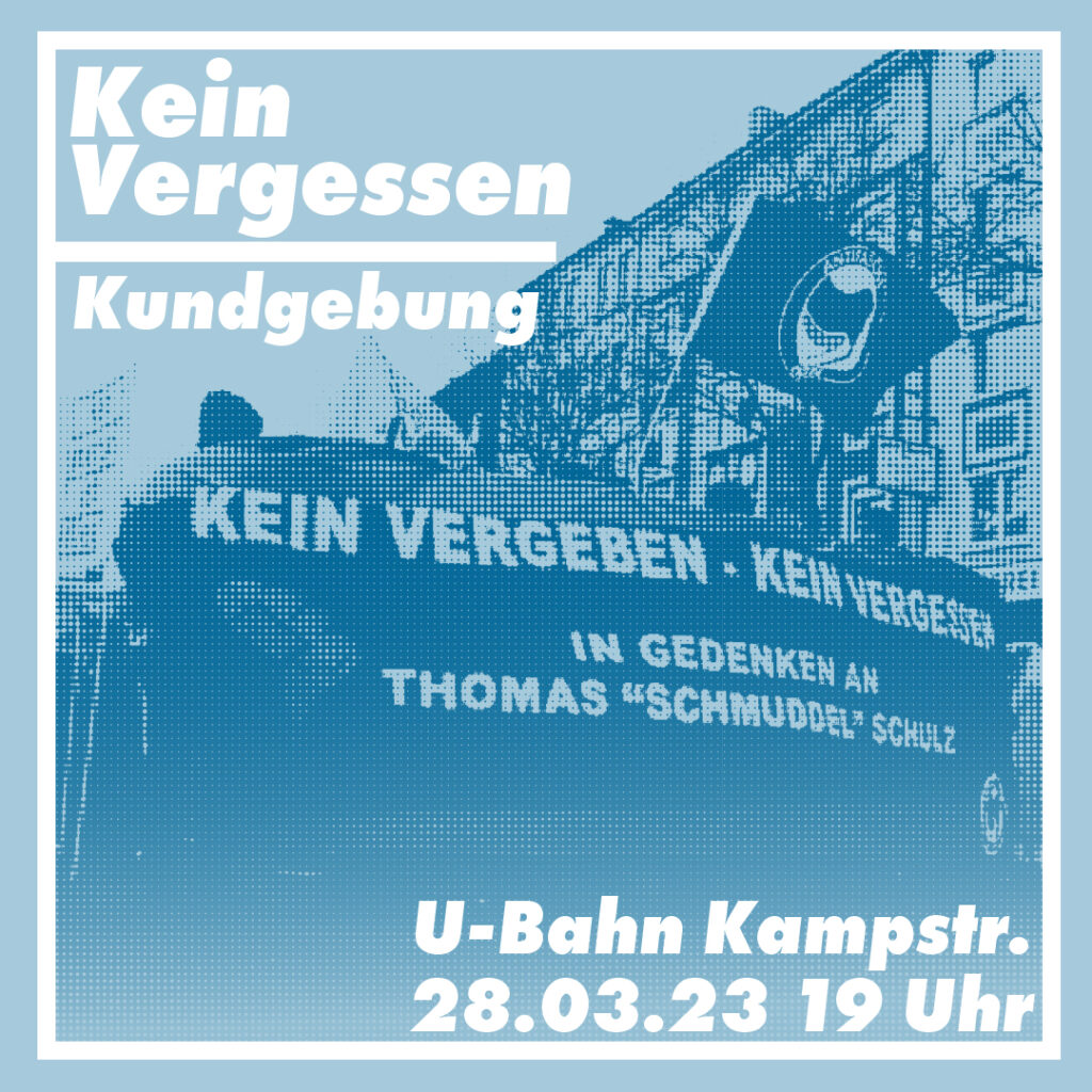 Webgrafik mit einer Terminankündigung. Im HIntergrund ein Bild von einem Transparent mit der Aufschrift "Kein Vergeben, kein Vergessen. In Gedenken an Thomas "Schmuddel" Schulz", Im Vordergrund die Aufschrift "Kein Vergessen - Kundgebung" und "U-Bahn Kampstr., 28.03.23 19 Uhr"