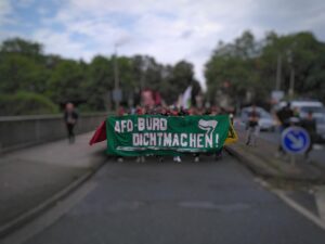 Fronttransparent der Demonstration mit der Aufschrift "AfD-Büro dichtmachen, das freundliche Gesicht des NS aus Dortmund vertreiben."
