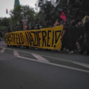 Demonstrationszug auf dem Weg zum AfD-Büro, auf den Transparenten steht "Dorstfeld Nazifrei".