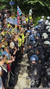 Protestierende stehen einer Polizeikette gegenüber bei den Widersetzen-Aktionen in Essen