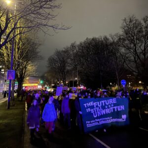 Die Spitze der Demonstration am 30.01.2025 auf dem Südwall, viele Menschen die die ganze Breite der Wallinnenfahrbahn einnehmen. Vorne ein kleineres Transparent mit der Aufschrift "The Future is still unwritten - Für eine Zukunft jenseit von Klimakrise, Rechtsruck und Kapitalismus.