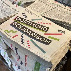 Bild von aufgestapelten Exemplaren der Zeitung "Dortmund Solidarisch"